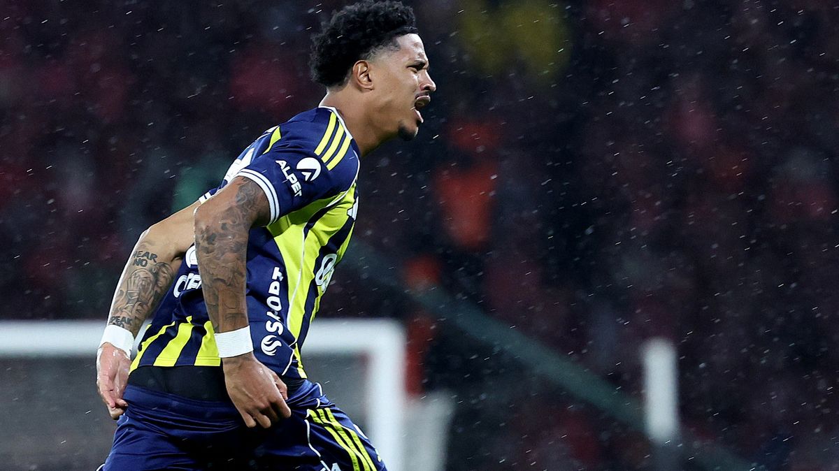 Hráči Fenerbahce vyvázli s podmínkou za napadení šéfa stadionu rivala